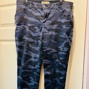 Democracy Stretch Camouflage “Ab” solution side zip jegging pants. Size 16W.